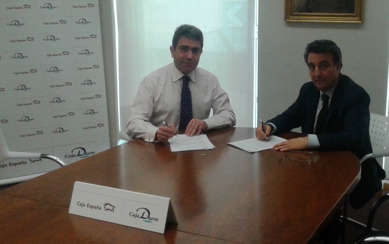 Un instante de la firma, entre Francisco Javier Refoyo Fernández, director de Zona Zamora Este de Caja España-Duero; y José Luis Calvo Rosón, gerente de Leche Gaza. Caja España-