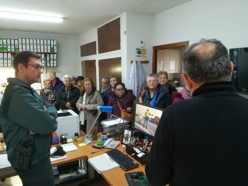 Un colectivo de Mayores acompañados por la Cruz Roja visitan la Comandancia de la Guardia Civil de Zamora