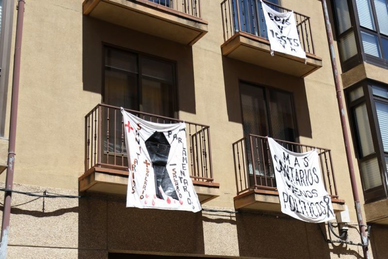 Más sanitarios y menos parlamentarios