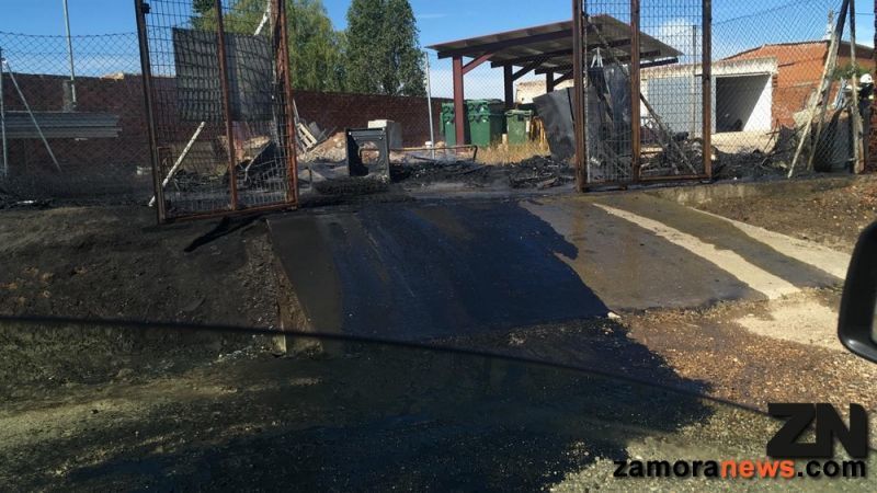 Un incendio arrasa por completo el punto limpio de Monfarracinos