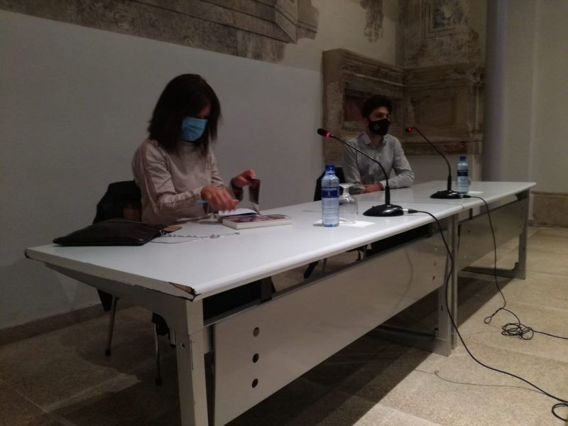 La biblioteca se llena para la presentación de la nueva novela de Enrique Llamas