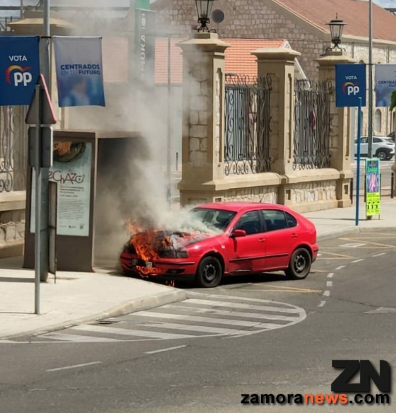 Un Seat León se incendia y es pasto de las llamas en la Carretera de la Estación