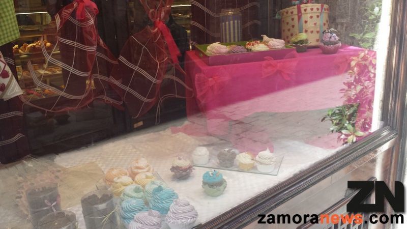 Cupcakes en un escaparate comercial.