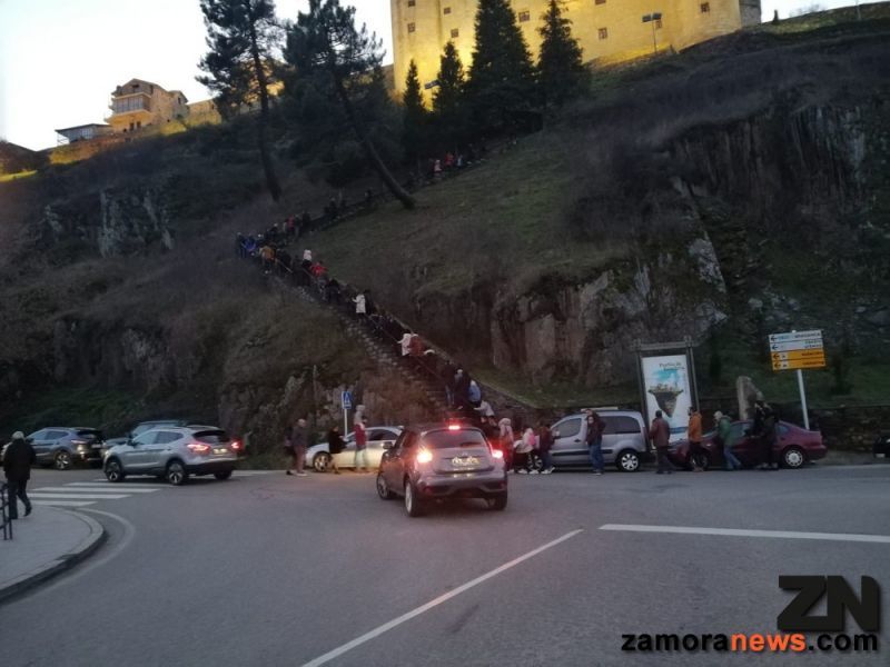Largas colas para subir a la localidad de Puebla de Sanabria, villa de la Luz de España