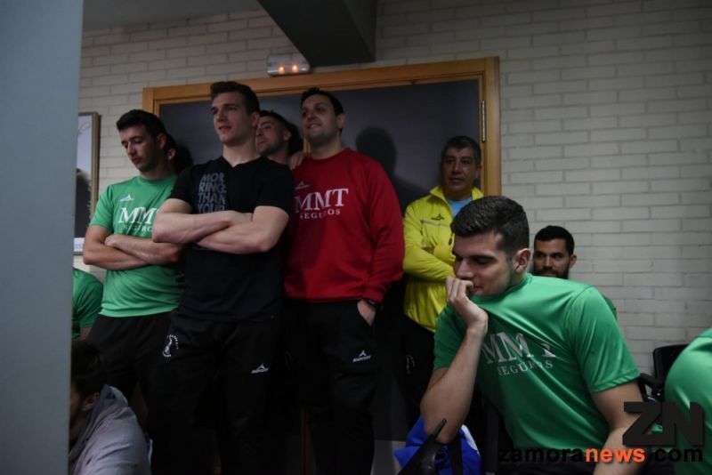 La plantilla del BM Zamora acompaña en su última rueda de prensa a Ceballos en señal de apoyo y cariño