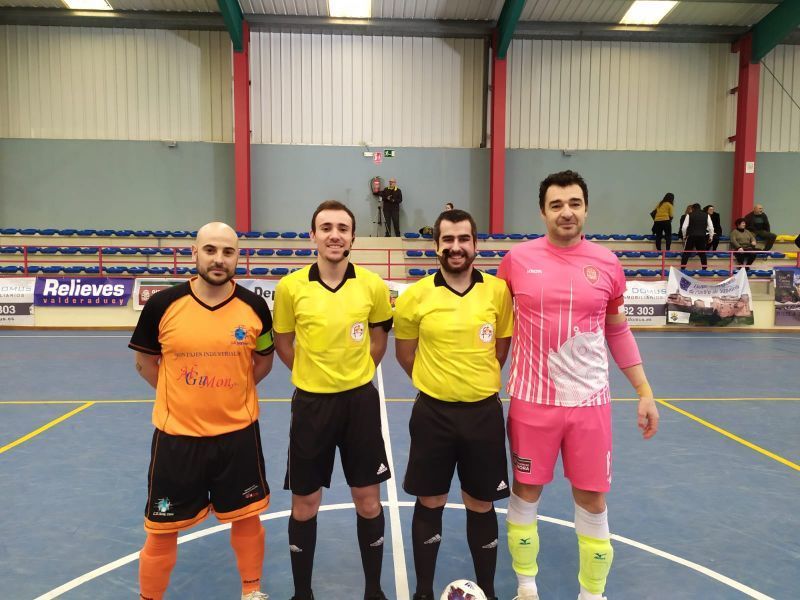Los capitanes del FS Zamora y el Sani 2000 posan junto a los colegiados | Foto FS Zamora