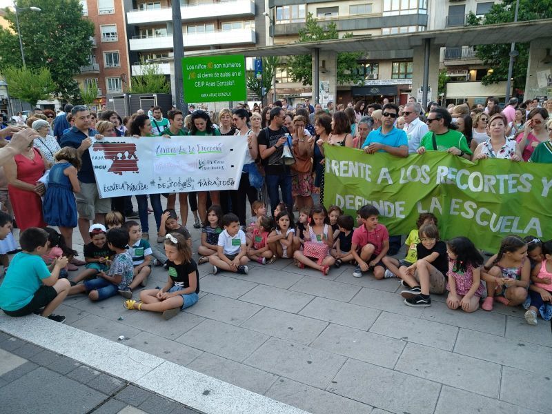 Unas 300 personas protestan contra el cierre de dos aulas del Arias Gonzalo en función de la ratio
