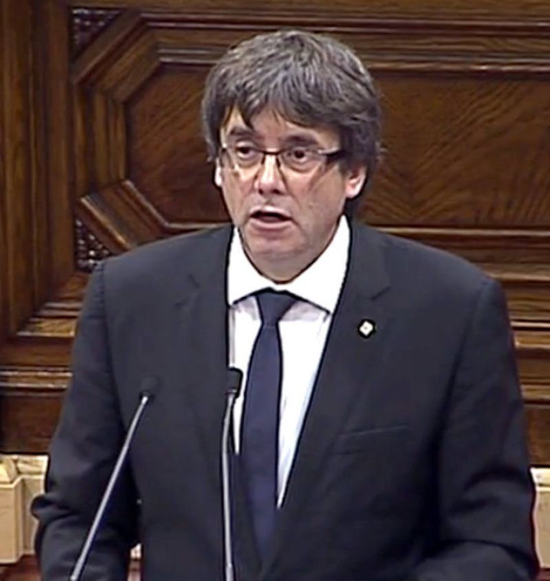 Puigdemont reduce la tensión, declara la independencia de Cataluña y acto seguido la suspende