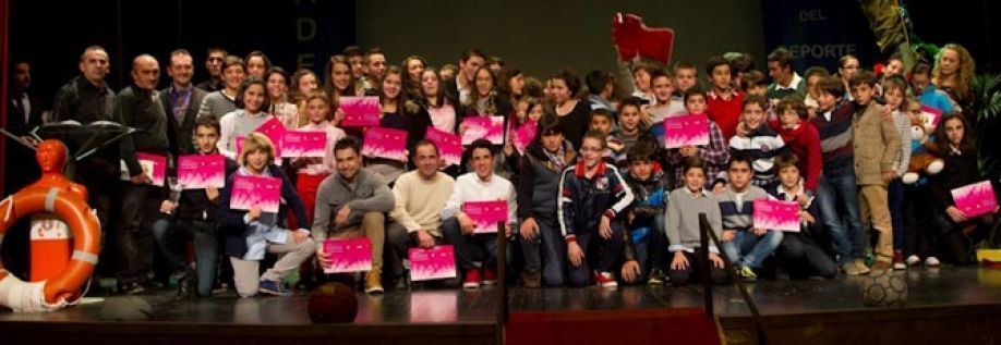 Foto de familia de todos los galardonados en la Gala del Deporte de Benavente. (Foto: Interbenavente)
