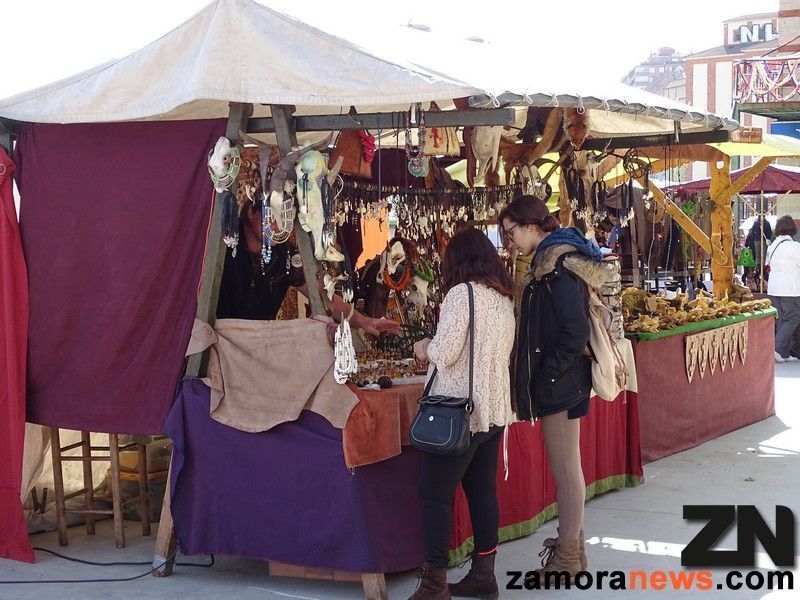 Muchos zamoranos ya se han acercado a la I Feria de Artesanía y Gastronomía esta mañana