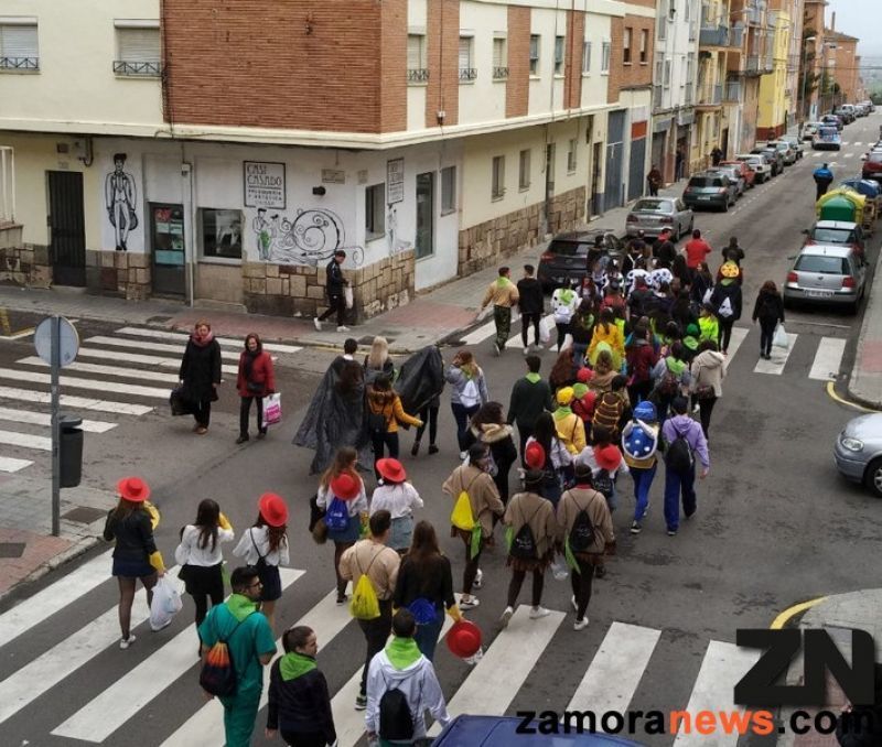 Novatadas de "buen rollo" para los alumn@s de Enfermería en este 8M en el que la fiesta también tiene sentido