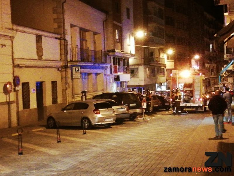 Los bomberos de Zamora sofocan un contenedor que ardía en la Calle del Riego