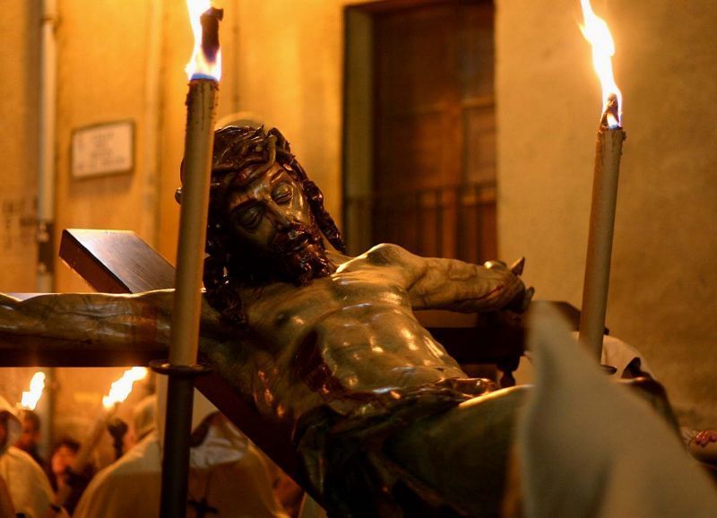 Preciosa estampa del Cristo de la Buena Muerte durante la procesión (Fotos: Alberto García Soto)