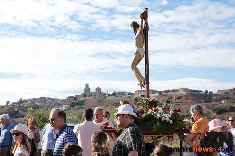 Lunes de Pentecostés en Toro, el Cristo de las Batallas y la Virgen de la Guía procesionaron juntos un año más