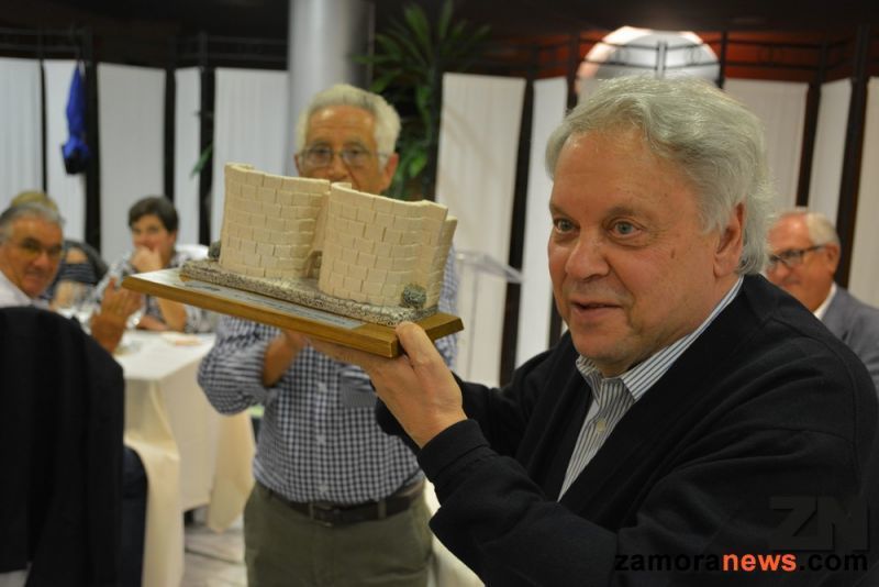 Antonio Pedrero, vecino del año 2019, recibió el reconocimiento y galardón por su defensa y exportación de Zamora de parte de las asociaciones vecinales
