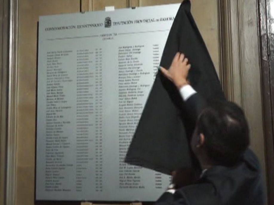 Momento en el que Maíllo descubrió la placa del Bicentenario