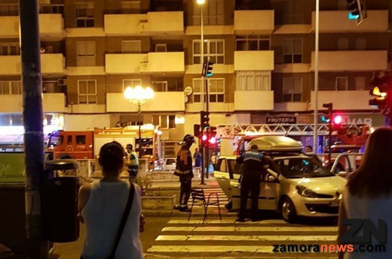 Noche de ajetreo en la Avda. de Cardenal Cisneros, de la comprobación de fuego a una evacuación por un desmayo, todo en la avenida del suceso por excelencia en la ciudad de Zamor