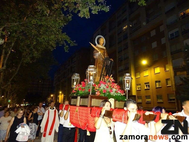 La procesión del Santo patrón y una sardinada cerraron las fiestas del Barrio de los Bloques