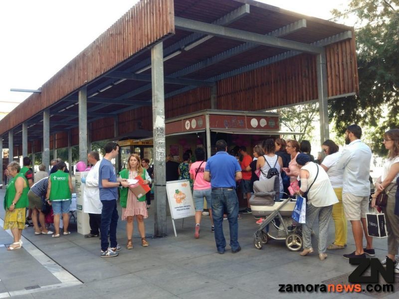Largas colas desde primera hora de la mañana para apuntarse a la Carrera "Mucho por Vivir "