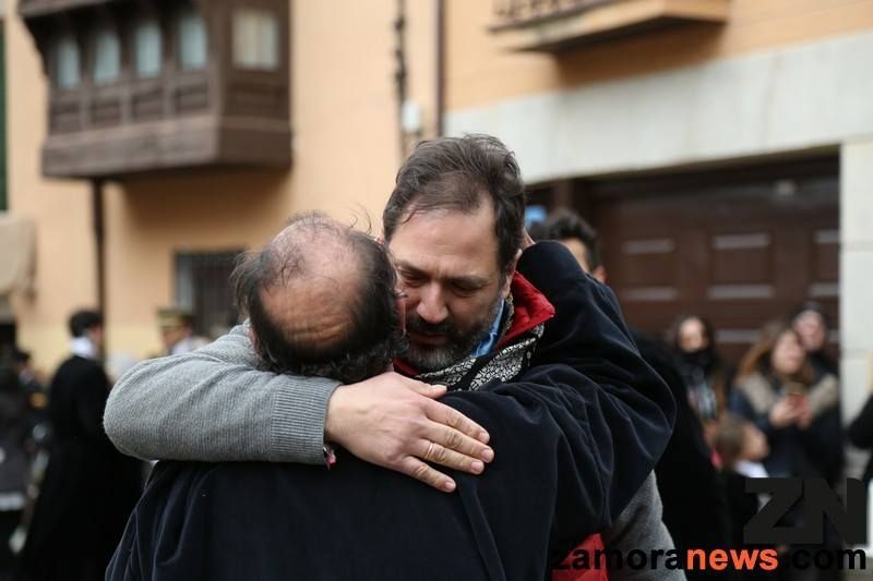 El presidente de la Real Cofradía se funde en un abrazo con un hermano. (Foto: Rafa Lorenzo)
