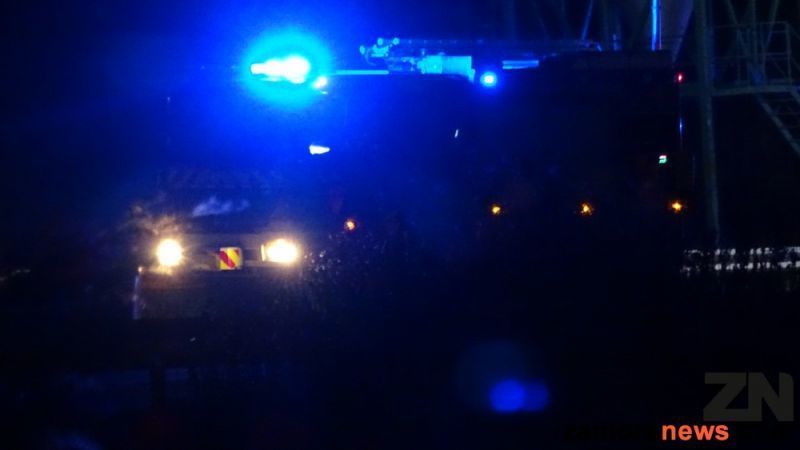 Arde un vehículo en la N-122, Bomberos y Guardia Civil intentan sofocar el fuego