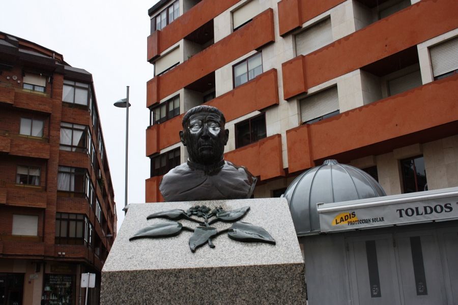 Estatua del padre Manuel Blanco, en la Plaza del Cuartel Viejo