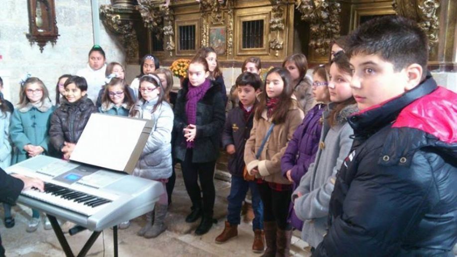 La Escolanía de la Colegiata, dirigida por Ángel del Palacio, está integrada por 37 niños