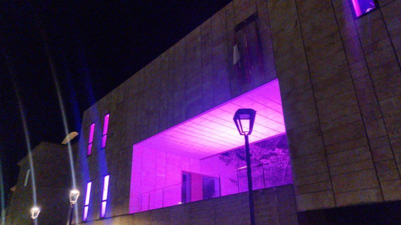 El color rosa tiñe el edificio de las Arcadas de la Diputación para visibilizar el Cáncer de Mama durante 3 días
