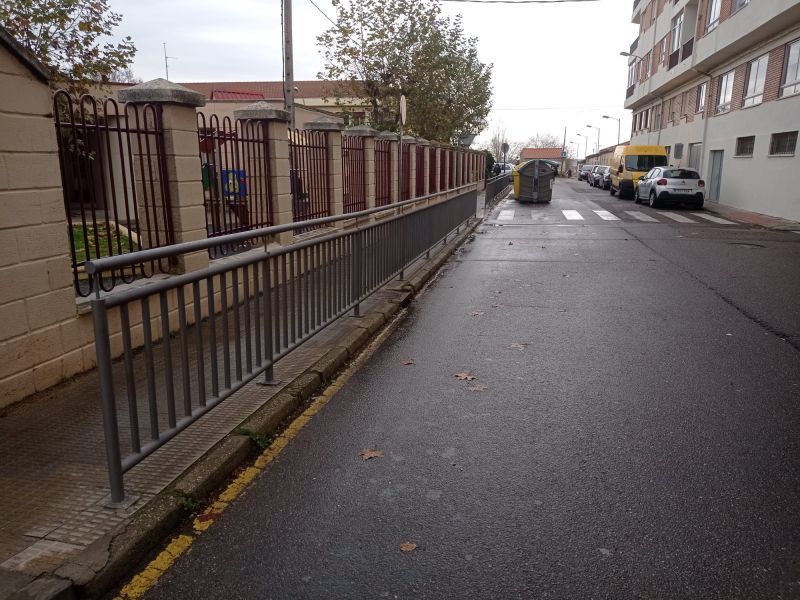 El Ayuntamiento comienza con la instalación de las nuevas barandillas en zonas demandadas por la ciudadanía