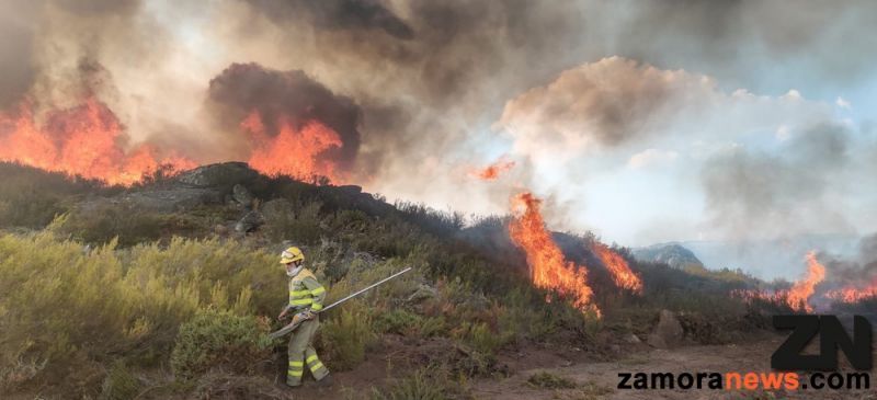 El incendio de Castromil que llegó por Orense, permanece activo y con un gran operativo de medios aéreos y terrestres