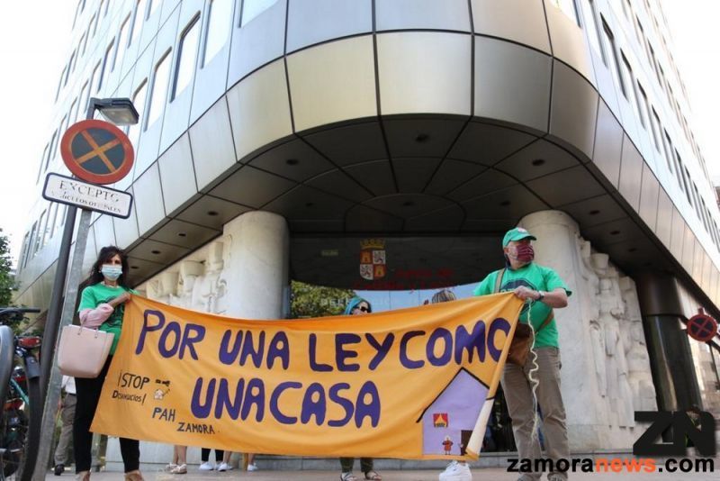 La PAH busca paralizar por sexta vez el desahucio de una mujer vicitima de violencia de género y sus dos hijos
