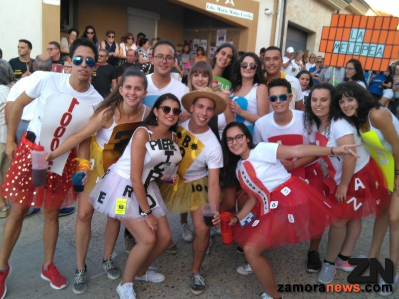 Un colorido desfile de peñas abre las fiestas de San Sebastián en Sanzoles