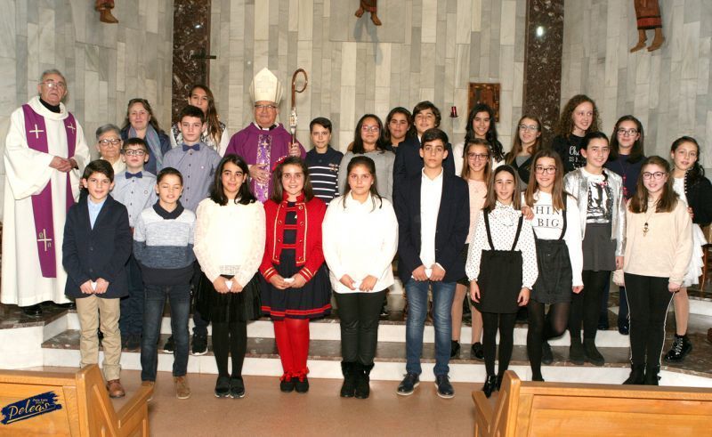 El obispo confirma a un gran grupo de jóvenes dentro de su recorrido en visita pastoral
