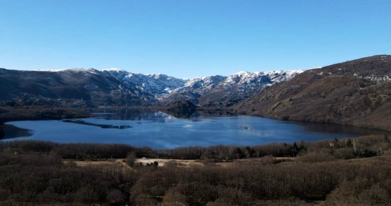 No es Austria, ni Alaska o los Alpes, tampoco Escandinavia, es el Lago de Sanabria en parte helado