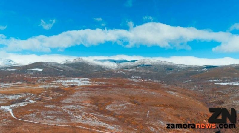 Las primeras nieves del año cubren las montañas sanabresas tras una noche de nevadas y frío intenso
