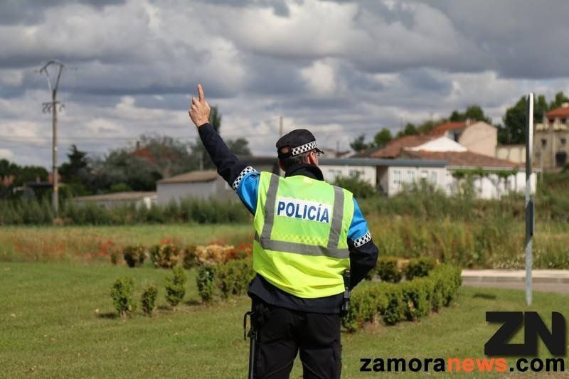 La Policía Municipal de Zamora salva la vida a un ciudadano en el interior de un coche ardiendo