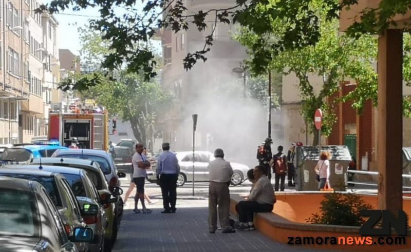 Los bomberos actúan en un colector subterráneo en la Calle Hermanos Pinzón