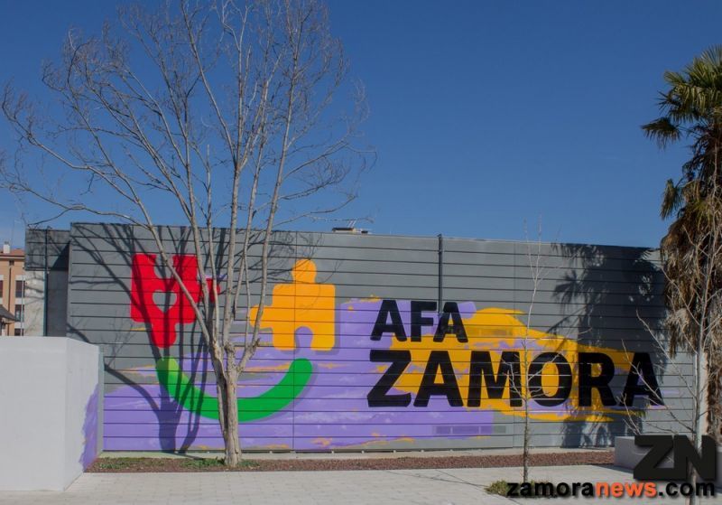 La otra foto del día: Miguel Kobas pinta los colores del recuerdo en la fachada del Centro de Día Ciudad Jardín de Zamora