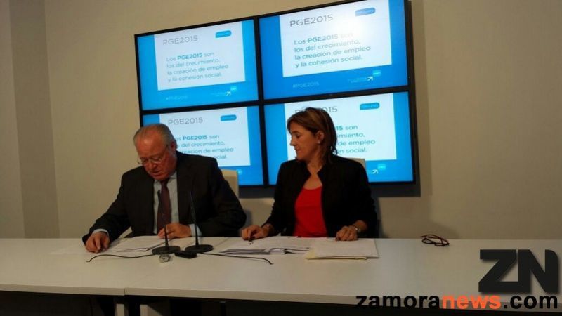 Antonio Vázquez y Maite Martín, en la rueda de prensa de los presupuestos.