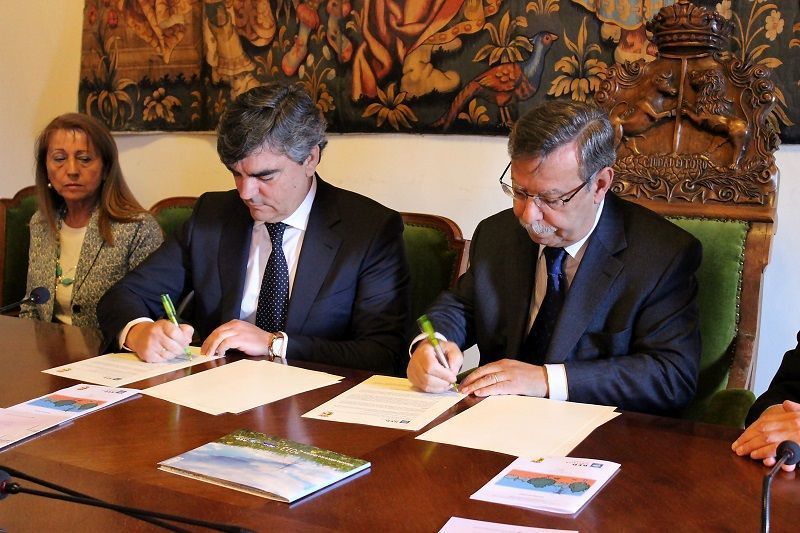 Jesús Sedano y José Folgado firman el convenio. Foto: Marisol Cámara