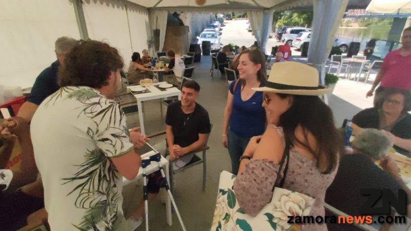 Aldo Francisco Perrini arropado por una familia uruguaya que visitó las Aceñas este mediodía