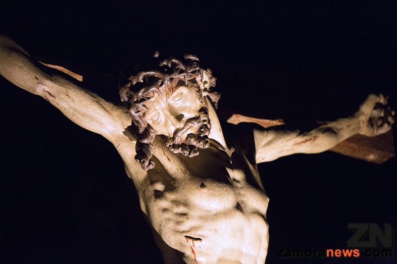 El fervor y devoción del pueblo toresano se rinde ante la Imagen del Cristo del Amparo