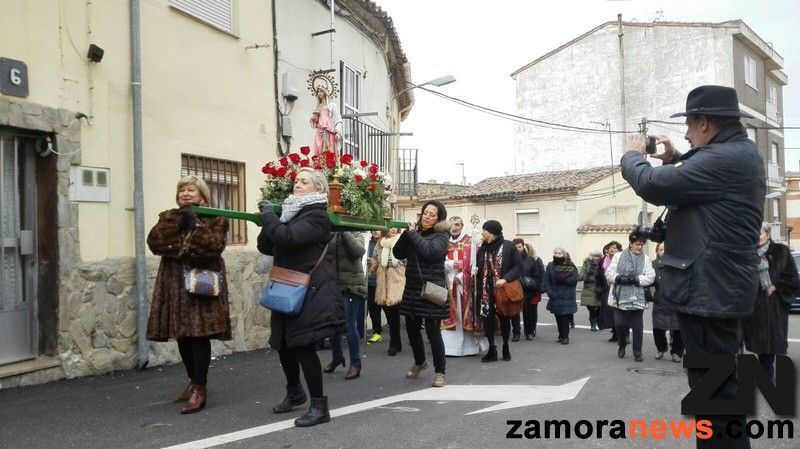 Las águedas lazarinas sacan en procesión a su Santa Águeda por las calles del barrio zamorano