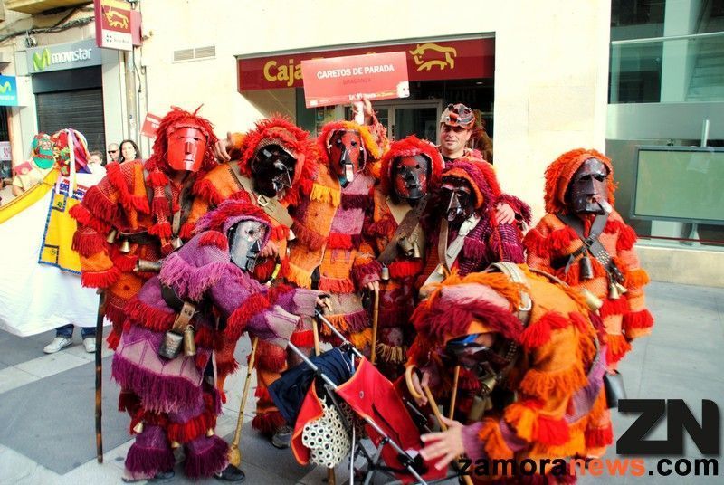 Sábado de Mascaradas internacionales en Zamora, 32 grupos de más de 20 comarcas y poblaciones vuelven a llenar de antruejo a la Bien Cercada