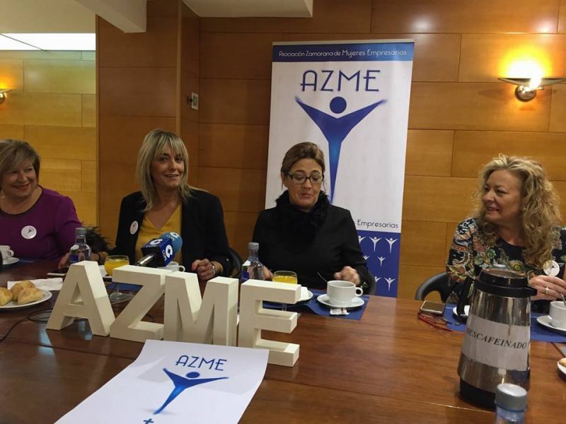 La presidenta de la Diputación inaugura una nueva temporada de desayunos de trabajo y charla de AZME