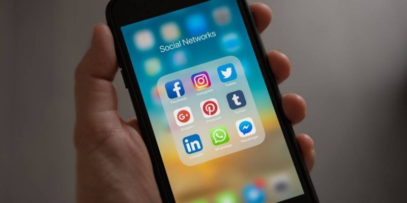 El trío de redes sociales de Mark Elliot Zuckerberg, Facebook, Instagram y Whatsapp sufrían ayer miércoles una de las peores caídas de servicio de su historia
