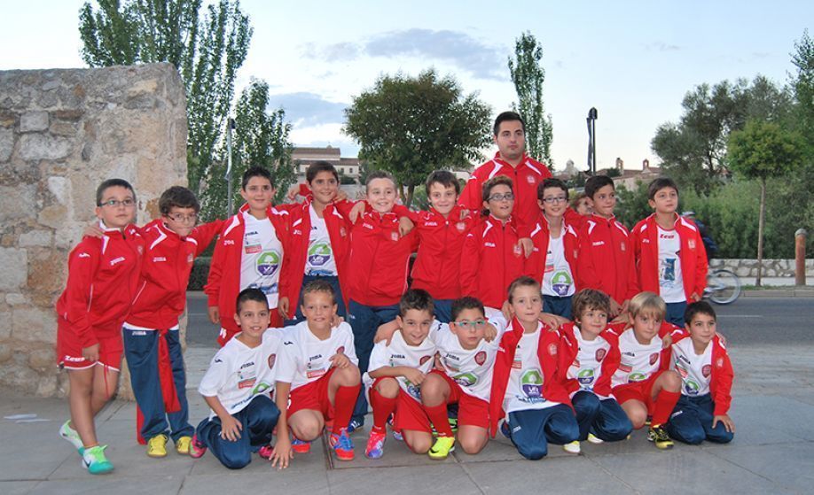 El FS Zamora benjamín en los exteriores de la Fundación Rei Afonso Henriques