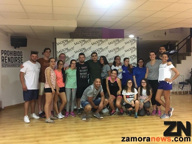 El Salsón finaliza su curso del Verano Joven del Ayuntamiento con ambientazo