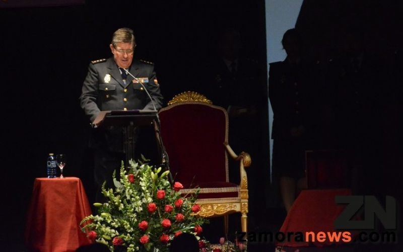 La Semana Santa zamorana ovaciona a la Policía Nacional en la entrega del Barandales de Honor 2019