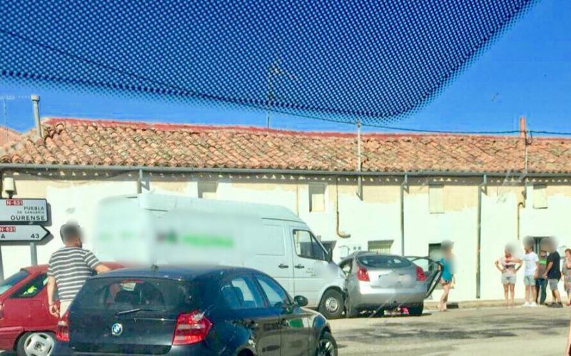 Colisión entre una furgoneta y un turismo en Tábara